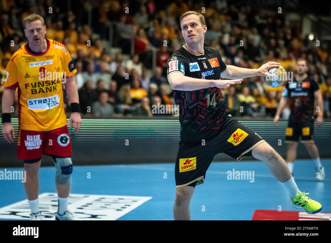 Odense, Dänemark. November 2023. Omar Ingi Magnusson (14) vom SC Magdeburg im EHF Champions League Spiel zwischen GOG und SC Magdeburg in der Jyske Bank Arena in Odense. (Foto: Gonzales Photo/Alamy Live News Stockfoto