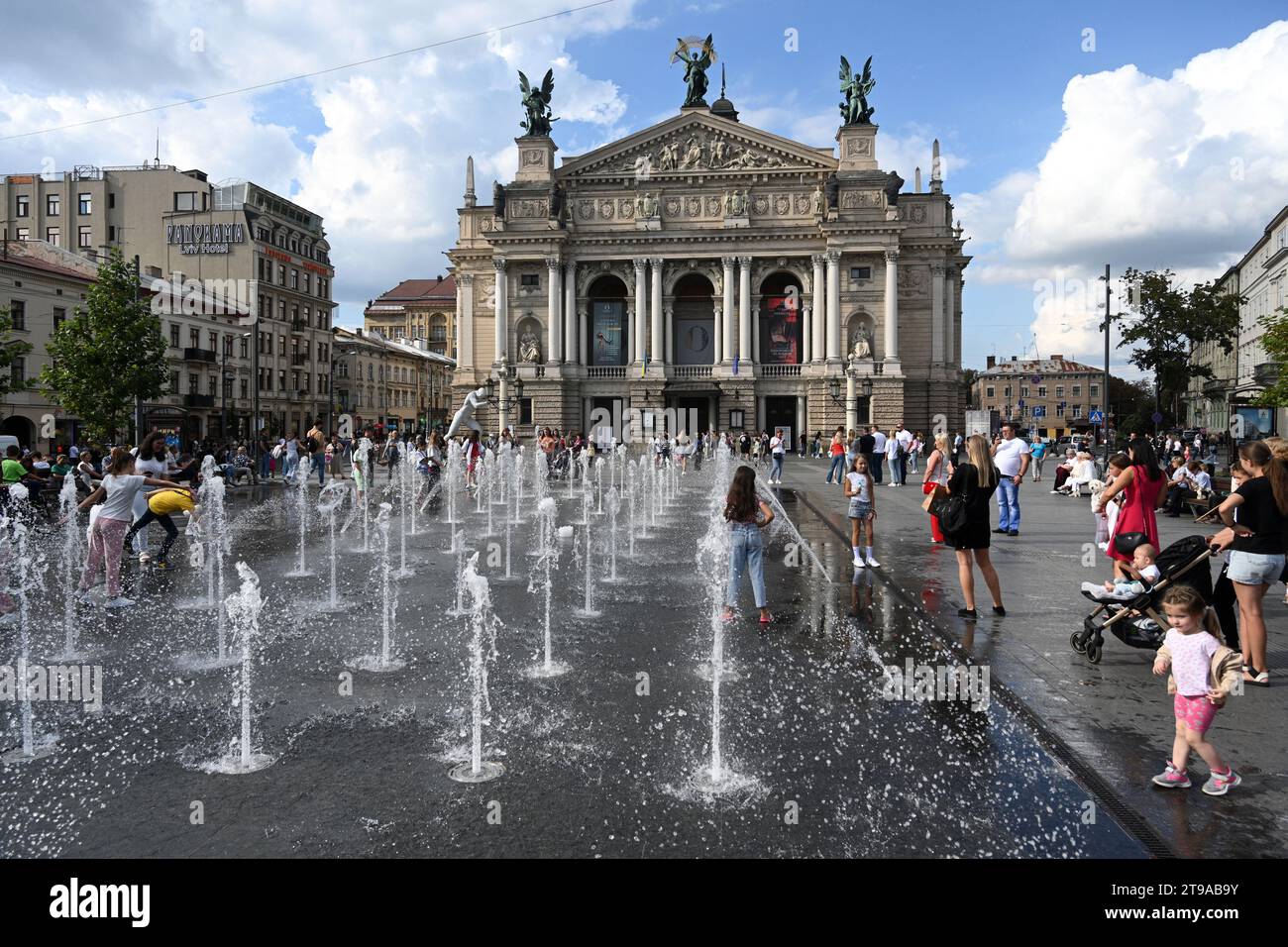 Lemberg, Ukraine - 17. September 2023: Menschen in der Nähe des Brunnens vor dem Opern- und Balletttheater in Lemberg. Stockfoto
