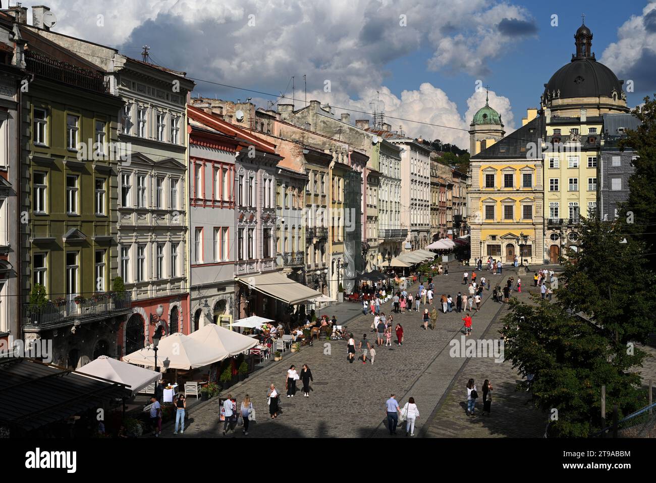 Lemberg, Ukraine - 17. September 2023: Menschen gehen über den Rynok-Platz in Lemberg, Ukraine. Stockfoto