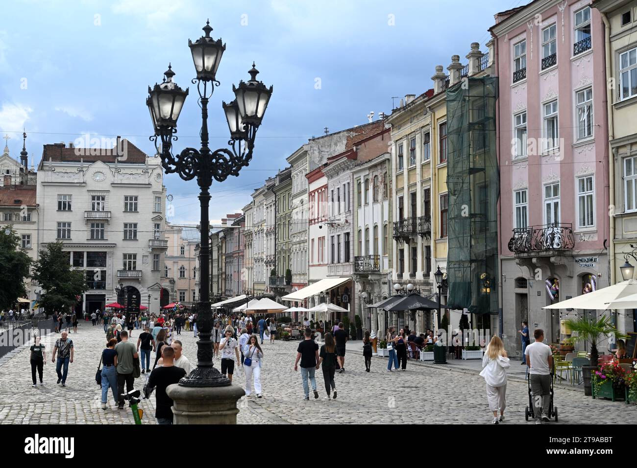 Lemberg, Ukraine - 17. September 2023: Menschen gehen über den Rynok-Platz in Lemberg, Ukraine. Stockfoto