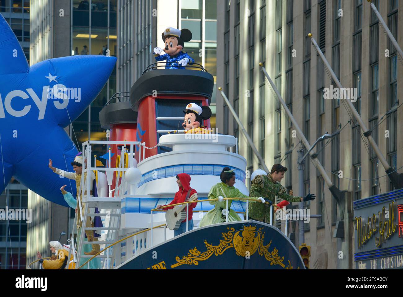 New York, Usa. November 2023. Eine allgemeine Ansicht der jährlichen Macy's Thanksgiving Day Parade wird am 23. November 2023 in New York gedreht. Tausende von Menschen säumen die Straßen, um die 26 Ballons und Hunderte von Künstlern zu beobachten, die an der Parade teilnehmen, die seit 1924 Tradition hat. In diesem Jahr findet die 97. Parade seit ihrer Gründung statt und wird seit 1952 im Fernsehen ausgestrahlt. (Foto: Deccio Serrano/NurPhoto) Credit: NurPhoto SRL/Alamy Live News Stockfoto