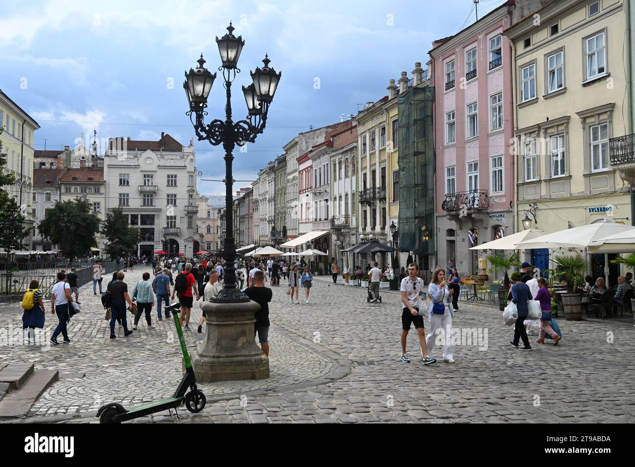 Lemberg, Ukraine - 17. September 2023: Menschen gehen über den Rynok-Platz in Lemberg, Ukraine. Stockfoto