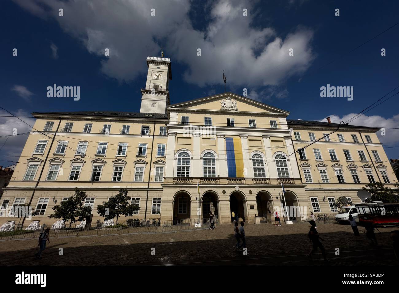 Lemberg, Ukraine - 18. September 2023: Ein allgemeiner Blick auf das Rathaus auf dem Rynok-Platz in Lemberg. Stockfoto