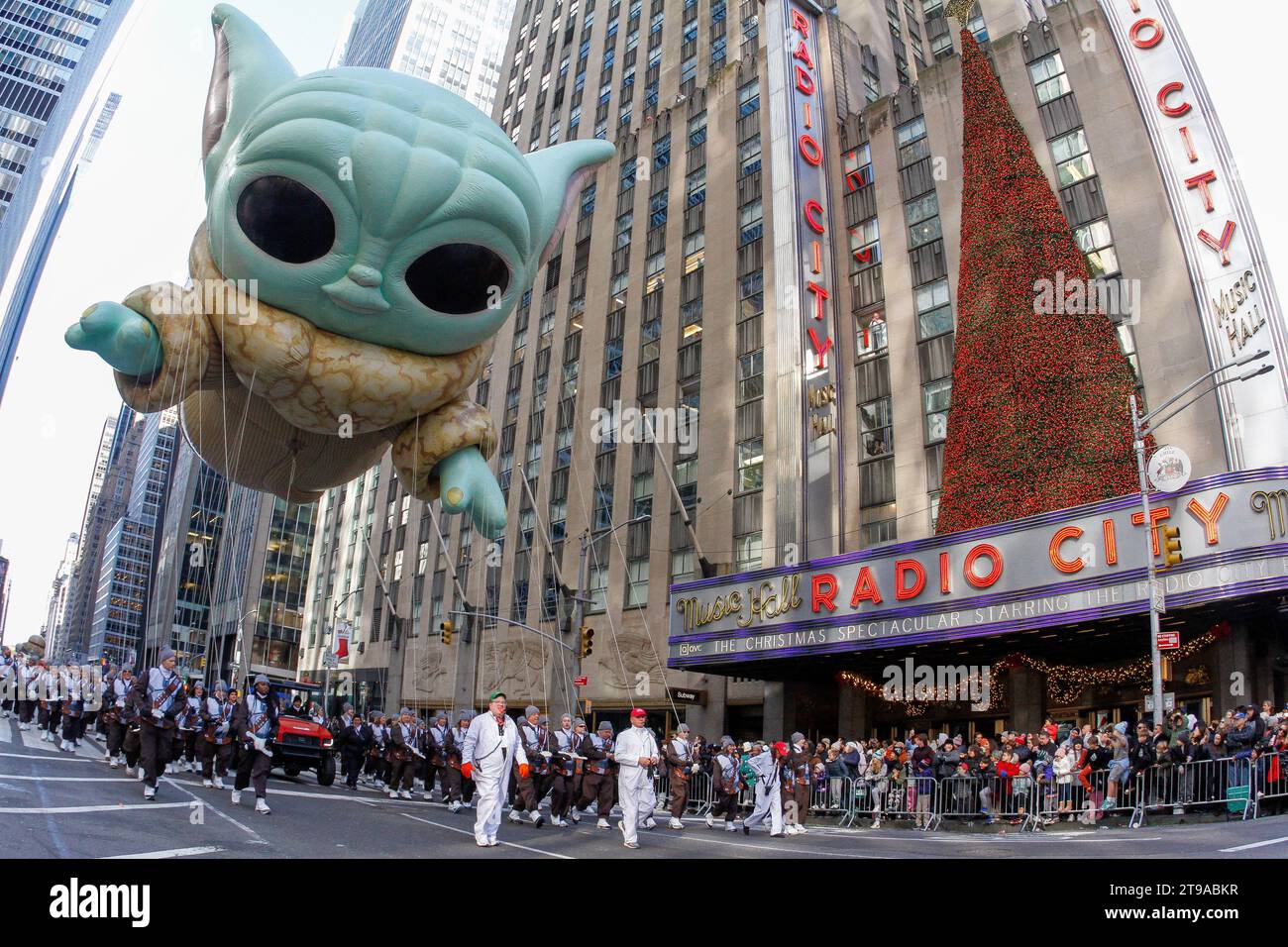 New York, Usa. November 2023. Die Zuschauer säumen die Straßen, um die 26 Ballons und Hunderte von Künstlern zu beobachten, die an der jährlichen Macy's Thanksgiving Day Parade am 23. November 2023 in New York teilnehmen. Die diesjährige Parade, eine Tradition seit 1924, ist die 97. Veranstaltung seit ihrer Gründung und wird seit 1952 im Fernsehen übertragen. (Foto: Deccio Serrano/NurPhoto) Credit: NurPhoto SRL/Alamy Live News Stockfoto