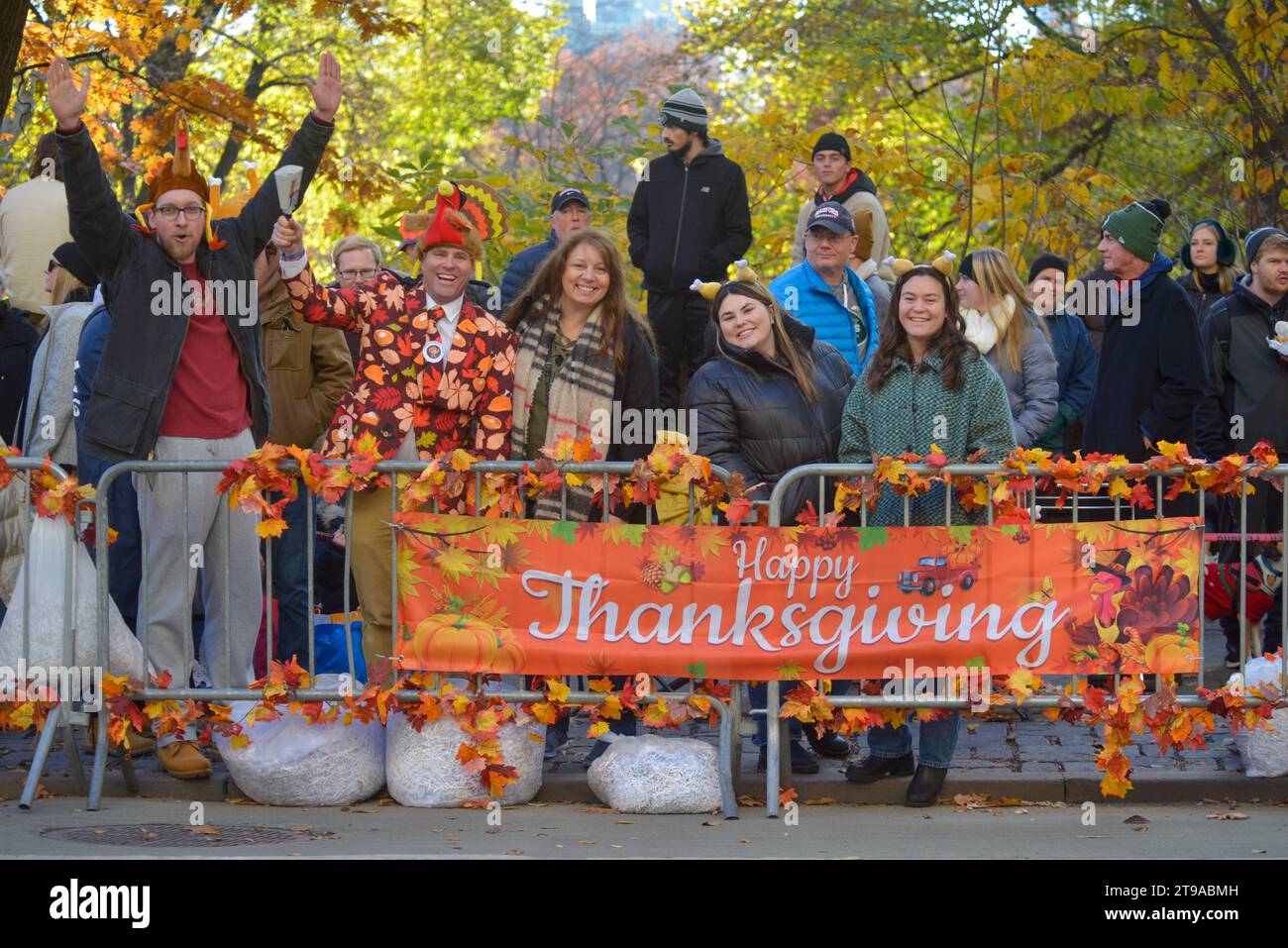 New York, Usa. November 2023. Die Zuschauer säumen die Straßen, um die 26 Ballons und Hunderte von Künstlern zu beobachten, die an der jährlichen Macy's Thanksgiving Day Parade am 23. November 2023 in New York teilnehmen. Die diesjährige Parade, eine Tradition seit 1924, ist die 97. Veranstaltung seit ihrer Gründung und wird seit 1952 im Fernsehen übertragen. (Foto: Deccio Serrano/NurPhoto) Credit: NurPhoto SRL/Alamy Live News Stockfoto