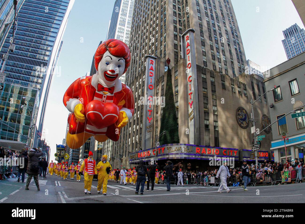 New York, Usa. November 2023. Die Zuschauer säumen die Straßen, um die 26 Ballons und Hunderte von Künstlern zu beobachten, die an der jährlichen Macy's Thanksgiving Day Parade am 23. November 2023 in New York teilnehmen. Die diesjährige Parade, eine Tradition seit 1924, ist die 97. Veranstaltung seit ihrer Gründung und wird seit 1952 im Fernsehen übertragen. (Foto: Deccio Serrano/NurPhoto) Credit: NurPhoto SRL/Alamy Live News Stockfoto