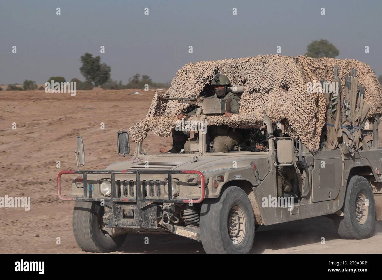 Ein israelisches Militärfahrzeug auf dem Weg nach Gaza während der anhaltenden Kämpfe zwischen Israel und Hamas am 23. November 2023 in Südisrael. Mehr als einen Monat nach den Angriffen der Hamas vom 7. Oktober hat das Militär des Landes seine anhaltende Bombardierung des Gazastreifens fortgesetzt und eine Bodeninvasion eingeleitet, um die militante Gruppe zu besiegen, die das palästinensische Gebiet regiert. Stockfoto