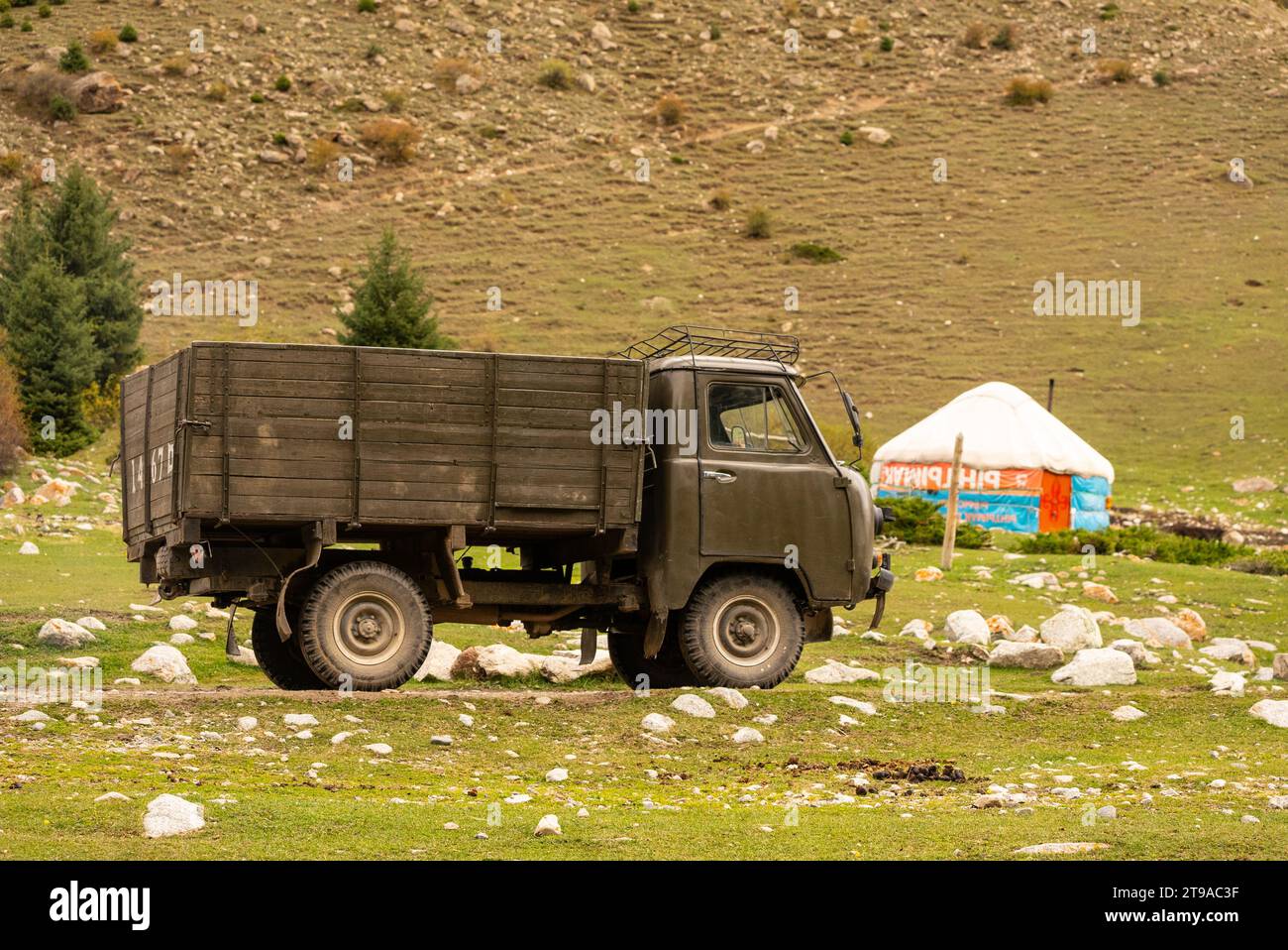Ein alter russischer Truck wird auf einer Landstraße in Kirgisistan eingesetzt Stockfoto