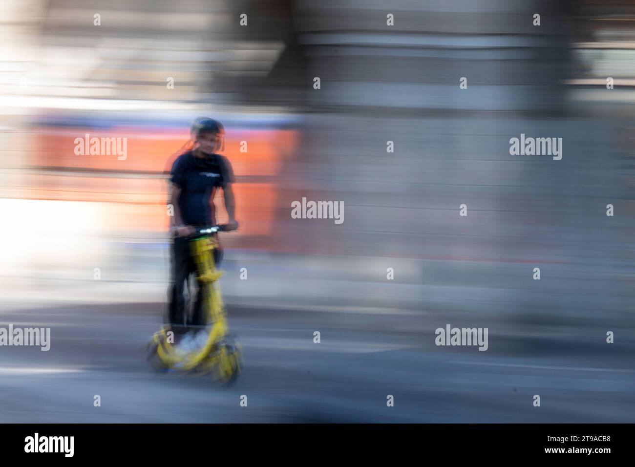 Geschwindigkeit, Bewegung und Radfahren. Verwendung von Kameraschwenken und niedriger Verschlusszeit, um einen Eindruck von Geschwindigkeit und Bewegung in einer städtischen Umgebung zu vermitteln Stockfoto