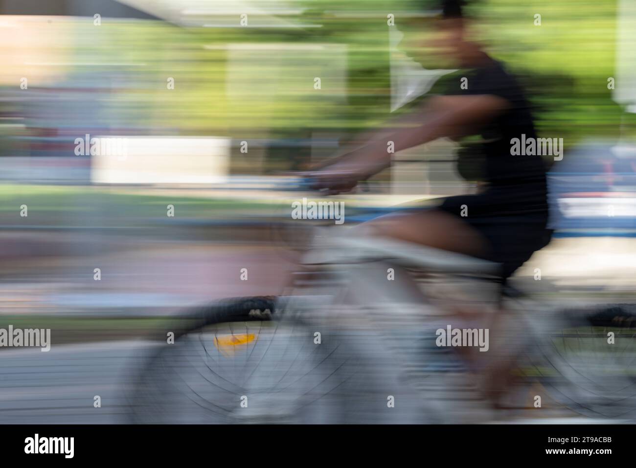 Geschwindigkeit, Bewegung und Radfahren. Verwendung von Kameraschwenken und niedriger Verschlusszeit, um einen Eindruck von Geschwindigkeit und Bewegung in einer städtischen Umgebung zu vermitteln Stockfoto