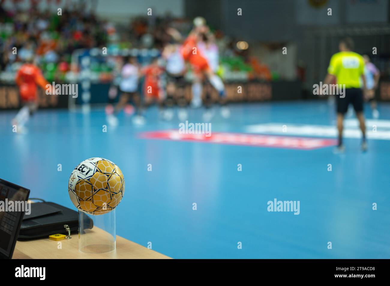 LUBIN, POLEN - 23. SEPTEMBER 2023: Handball EHF Champions League Frauen Match KGHM MKS Zaglebie Lubin - Vipers Kristiansand. Handballball auf dem Refe Stockfoto