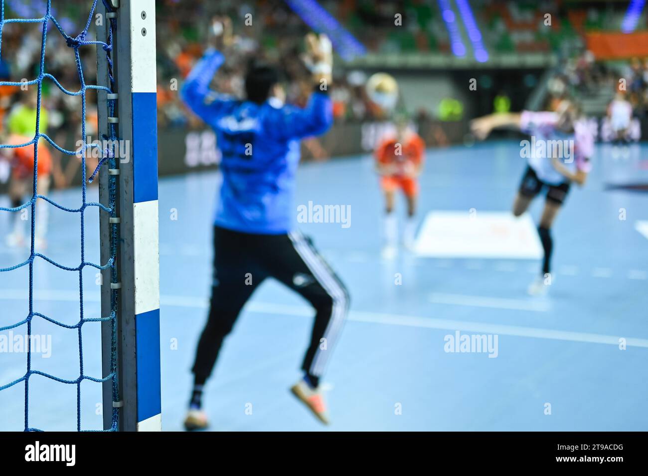 Detail des Handball-Torpfosten mit Netz und Spielern im Hintergrund. Stockfoto