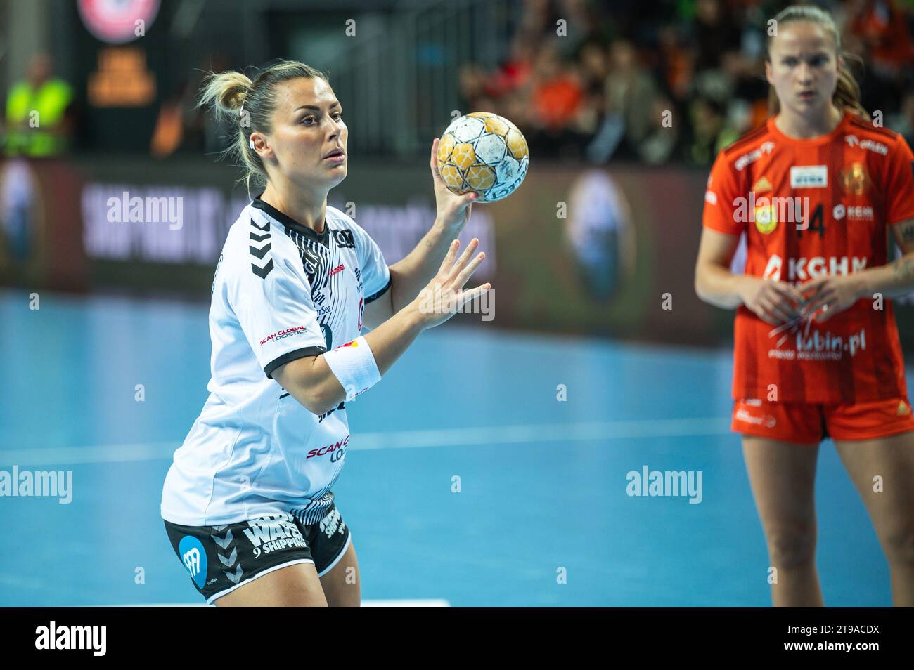 LUBIN, POLEN - 28. OKTOBER 2023: Handball EHF Champions League Frauen Match KGHM MKS Zaglebie Lubin - Team Esbjerg. Elfmeterschießen Mork Nora. Stockfoto
