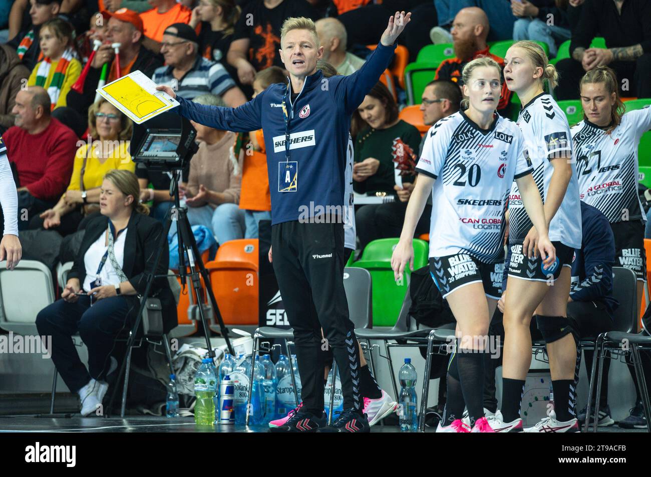 LUBIN, POLEN - 28. OKTOBER 2023: Handball EHF Champions League Frauen Match KGHM MKS Zaglebie Lubin - Team Esbjerg. Jensen Jesper Cheftrainer des Teams Stockfoto