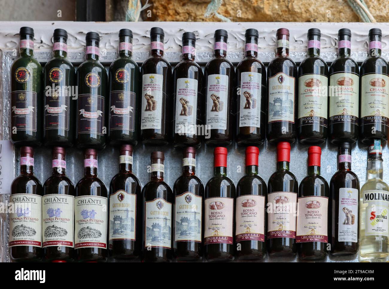 Monteriggioni, Italien - 17. September 2022: In einem Weinladen in Monteriggioni bei Siena wurden ordentlich Flaschen mit Chianti Classico zubereitet. Italien Stockfoto