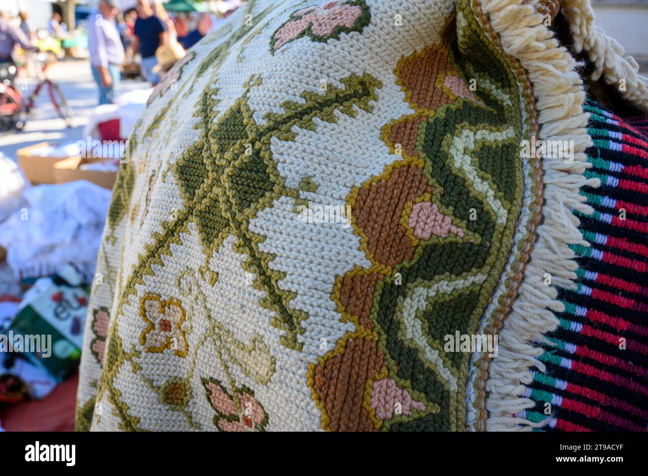 Handgefertigte lokale Stickerei zum Verkauf auf dem wöchentlichen Flohmarkt am Samstag in Estremoz, Alentejo, Portugal Stockfoto