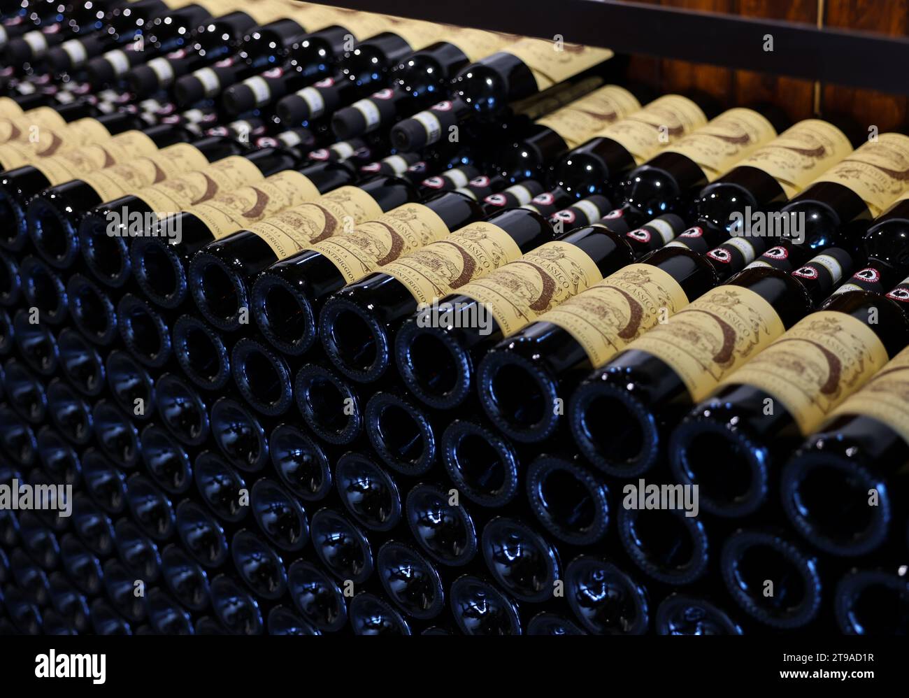 Monteriggioni, Italien - 17. September 2022: In einem Weinladen in Monteriggioni bei Siena wurden ordentlich Flaschen mit Chianti Classico zubereitet. Italien Stockfoto