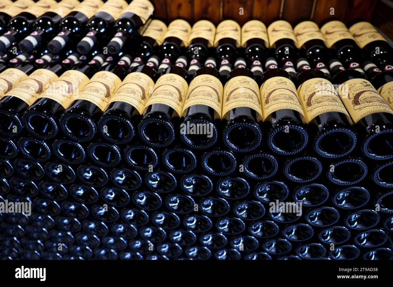Monteriggioni, Italien - 17. September 2022: In einem Weinladen in Monteriggioni bei Siena wurden ordentlich Flaschen mit Chianti Classico zubereitet. Italien Stockfoto