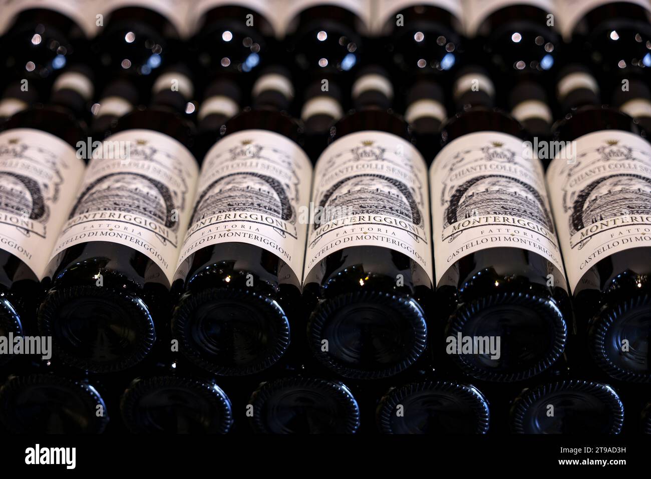 Monteriggioni, Italien - 17. September 2022: In einem Weinladen in Monteriggioni bei Siena wurden ordentlich Flaschen mit Chianti Classico zubereitet. Italien Stockfoto