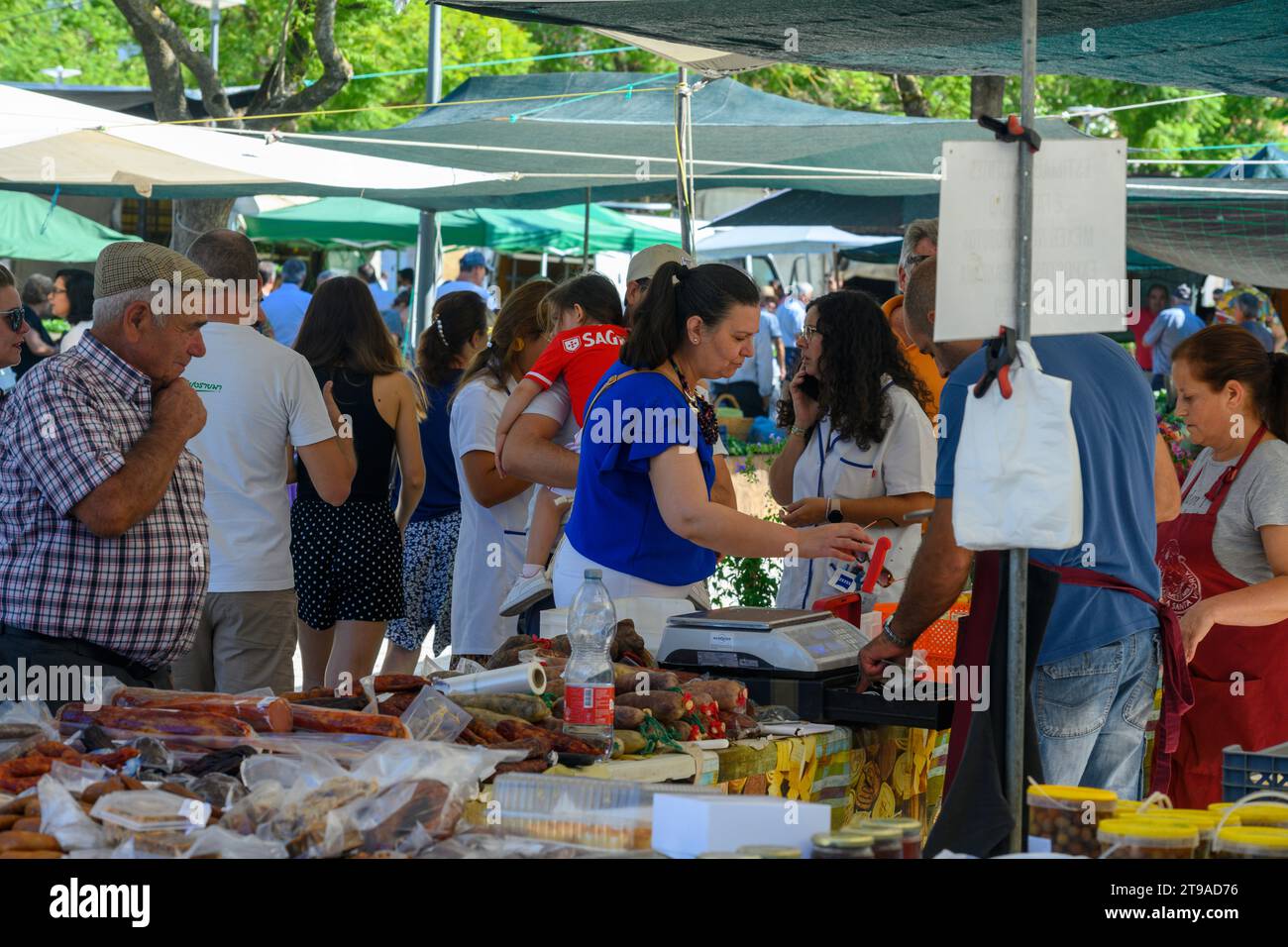 Ein Verkaufsstand mit Wurstwaren und einheimischen Käsesorten auf dem Wochenmarkt für Bauern am Samstag in Estremoz, Alentejo, Portugal Stockfoto