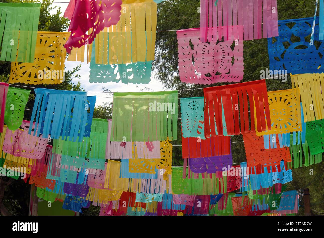 Tauchen Sie ein in die pulsierende Welt der mexikanischen Kunst, von Papelpicado bis hin zu farbenfrohen Textilien. Erleben Sie die satten Farbtöne und künstlerischen Muster Stockfoto