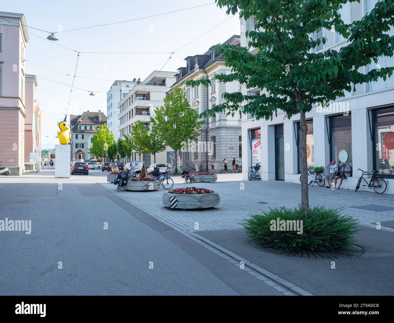 Romanshorn, Schweiz - 29. Mai 2023: Verkehrsberuhigung vor dem Bahnhof Stockfoto