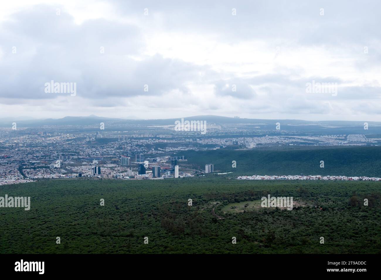 Erleben Sie das atemberaubende Panorama von Queretaro, Mexiko, aus einer Vogelperspektive. Erleben Sie die Harmonie von Wolken, Himmel, Pflanzen, Wasser und urbanem d Stockfoto