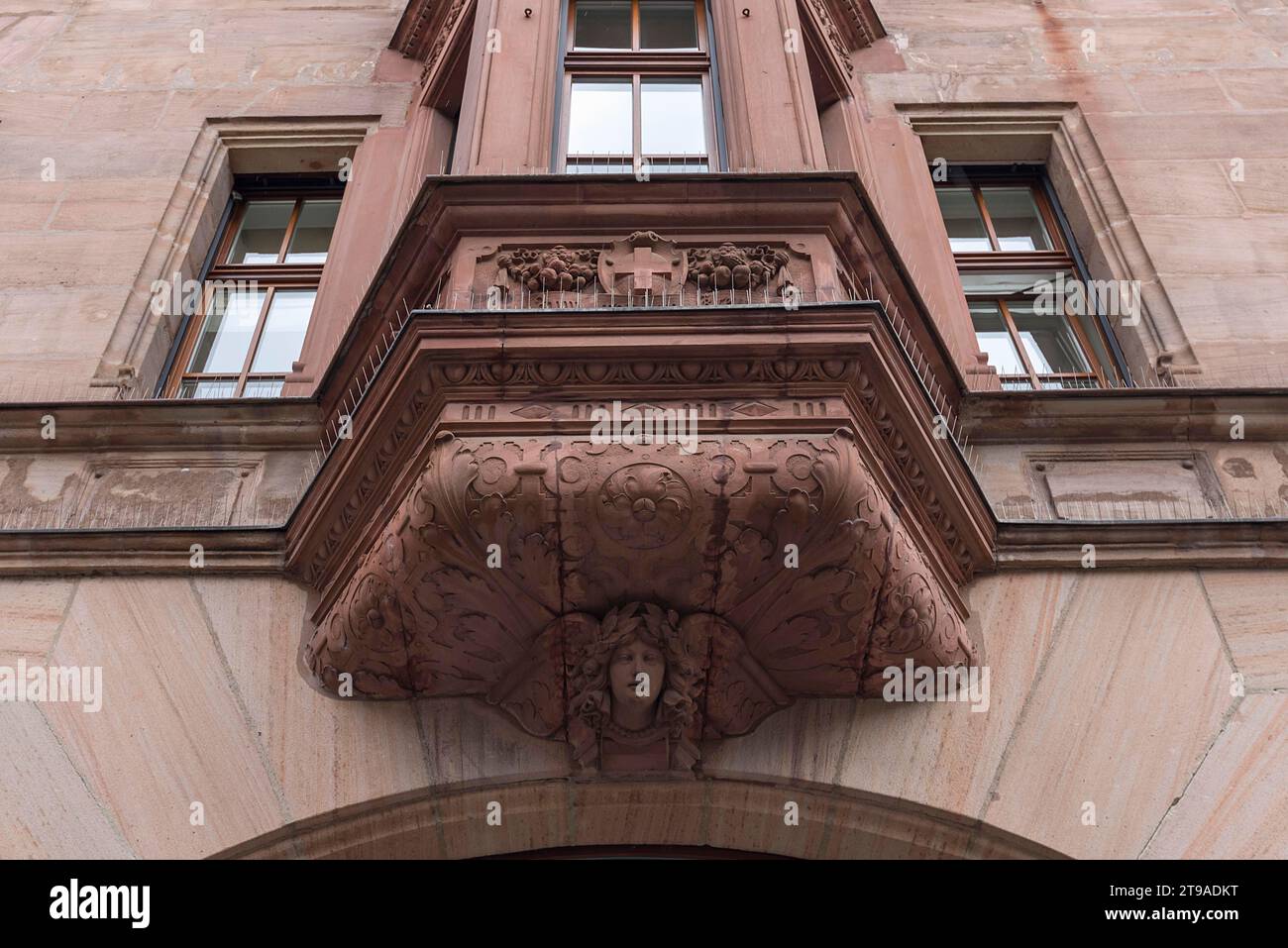 Dekorative Unterseite eines historischen zweistöckigen Erkerfensters, Königsstraße. Nürnberg, Mittelfranken, Bayern, Deutschland Stockfoto