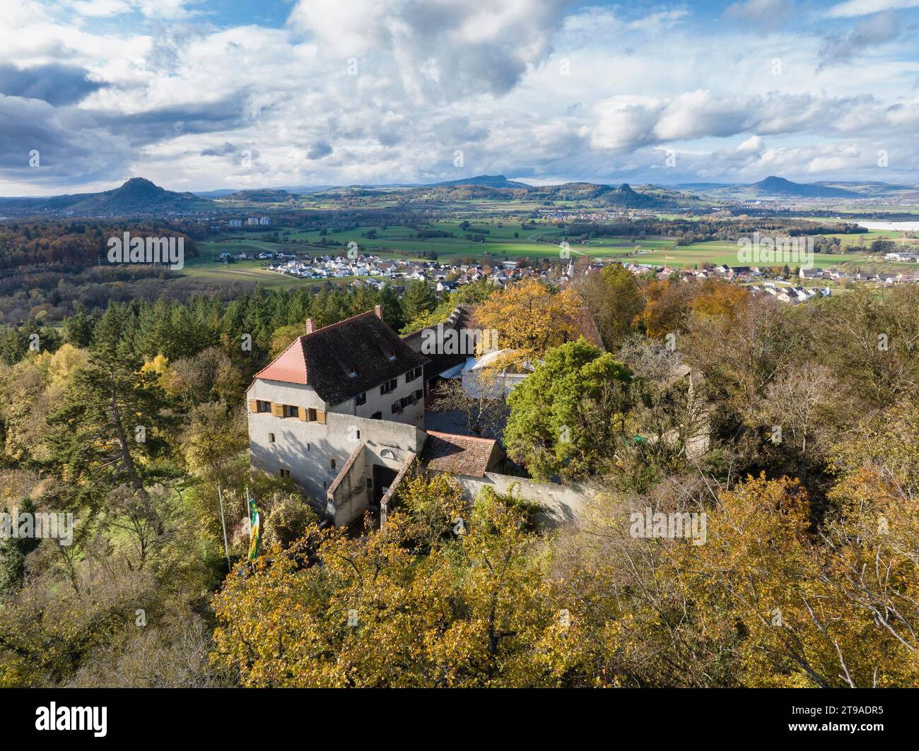 Aus der Vogelperspektive auf Schloss Friedingen, Friedinger Schloessle oder Hohenfriedingen, mit dem Hegau am Horizont, Bezirk Konstanz Stockfoto
