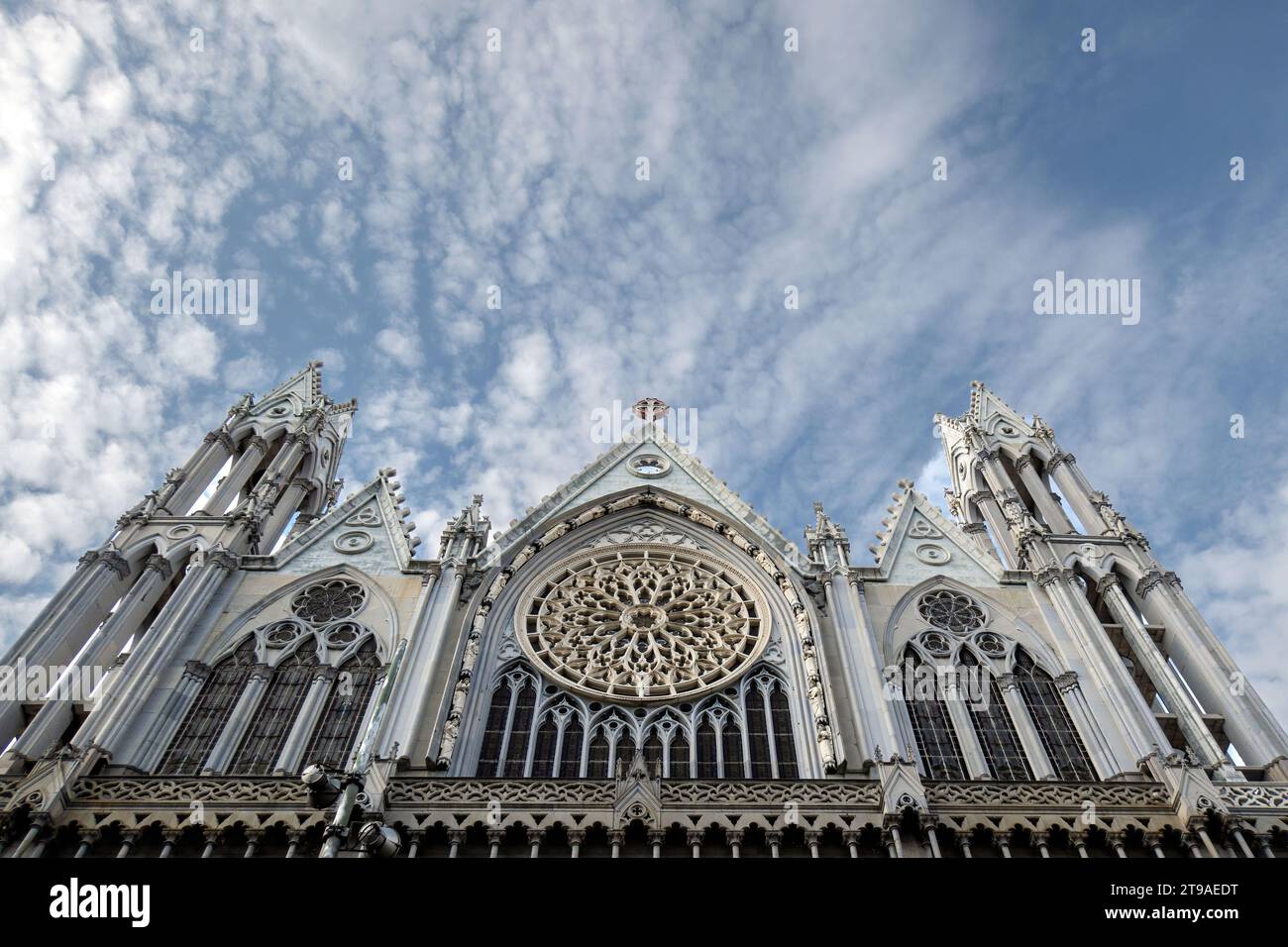 Erkunden Sie die exquisite Mischung aus gotischer, byzantinischer und klassischer Architektur in dieser historischen Kathedrale, ein Zeugnis für spirituelle Bedeutung und tim Stockfoto