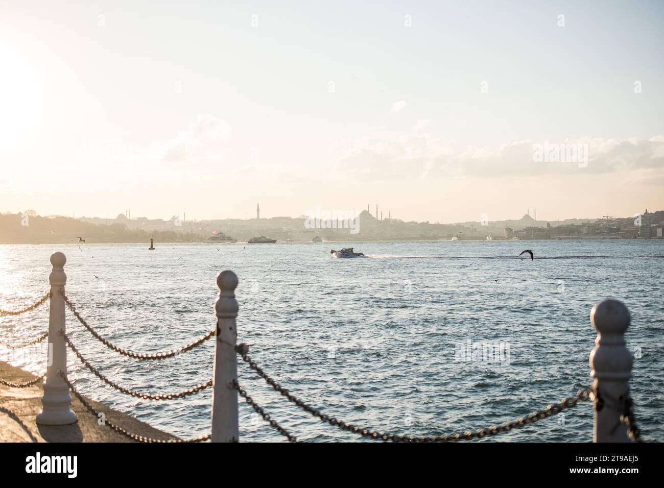Blick vom Maiden-Turm am Abend, mit der Hagia Sophia und der Blauen Moschee in der Ferne Stockfoto