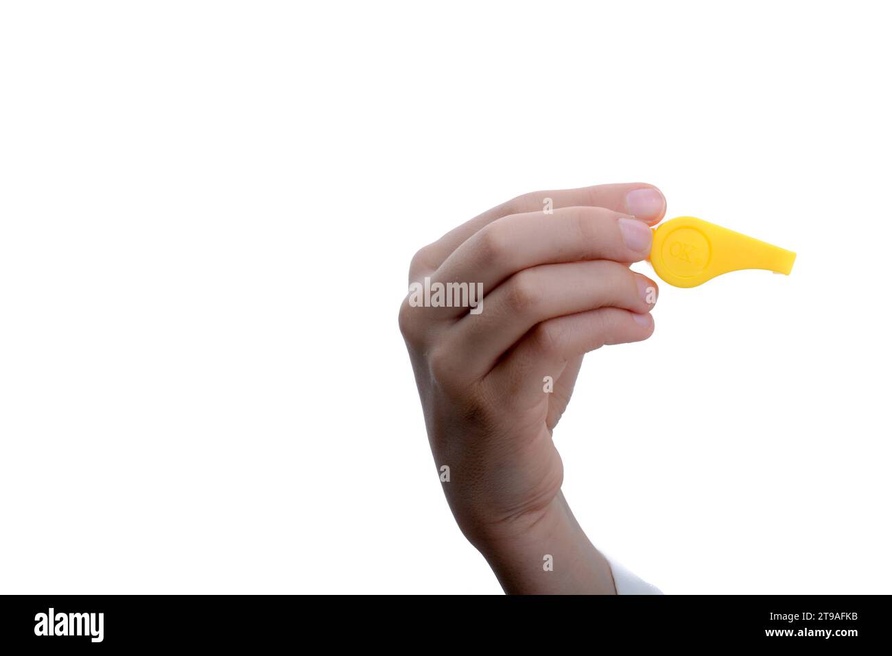 Hand mit einem gelben Pfeifen auf weißem Hintergrund Stockfoto