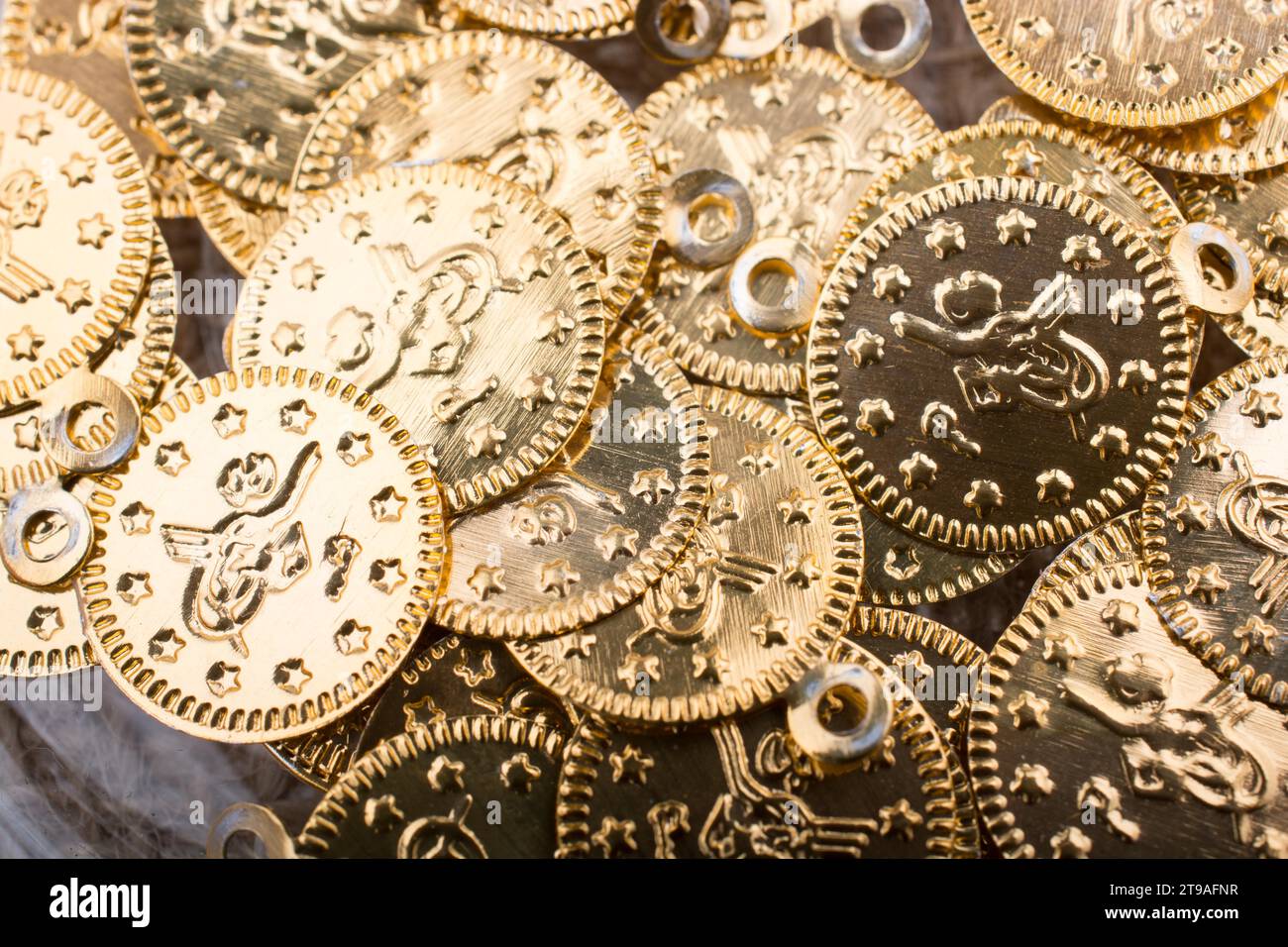 Viele gefälschte Goldmünzen sind auf Leinwand Stockfoto