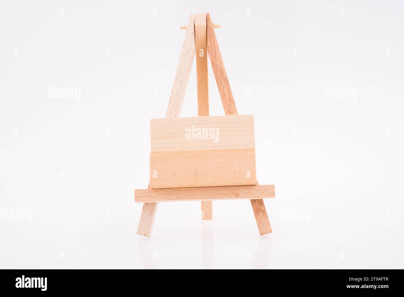 Bausteine setzen auf Stativ für die Malerei auf weißem Hintergrund Stockfoto