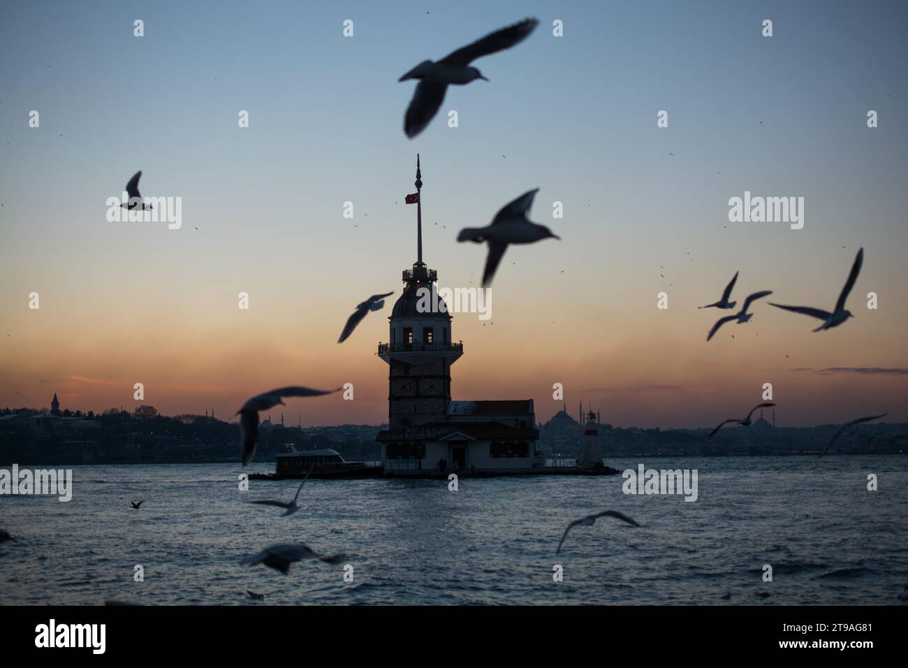 Blick vom Maiden-Turm am Abend, mit der Hagia Sophia und der Blauen Moschee in der Ferne Stockfoto