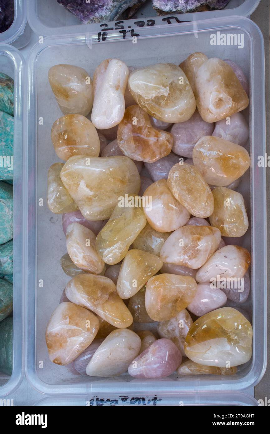 Zitrinhalogenstein als geologische mineralische Gesteinskristalle Stockfoto