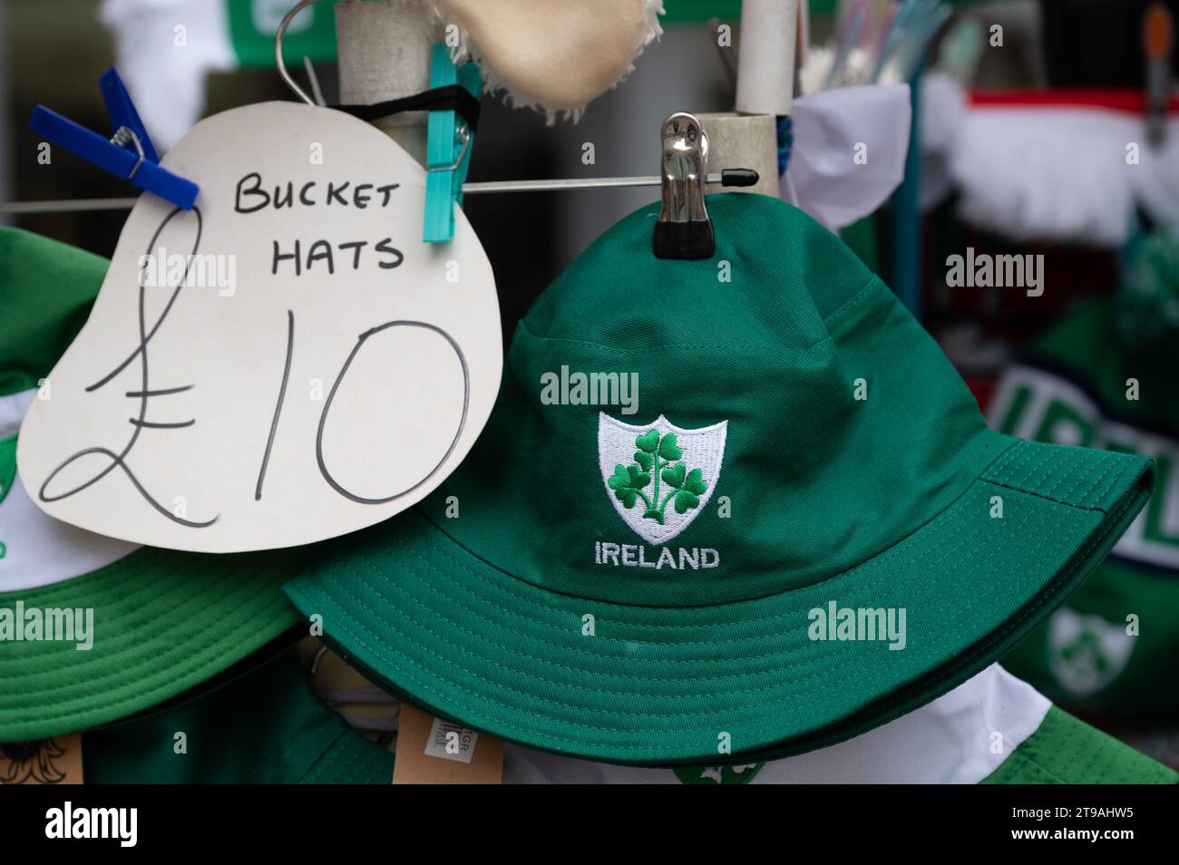 Straßenstand, der Wales gegen Irland Merchanidse verkauft, vor einem sechs Nationen Rugby International zwischen den beiden Seiten, in Cardiff, Wales Stockfoto