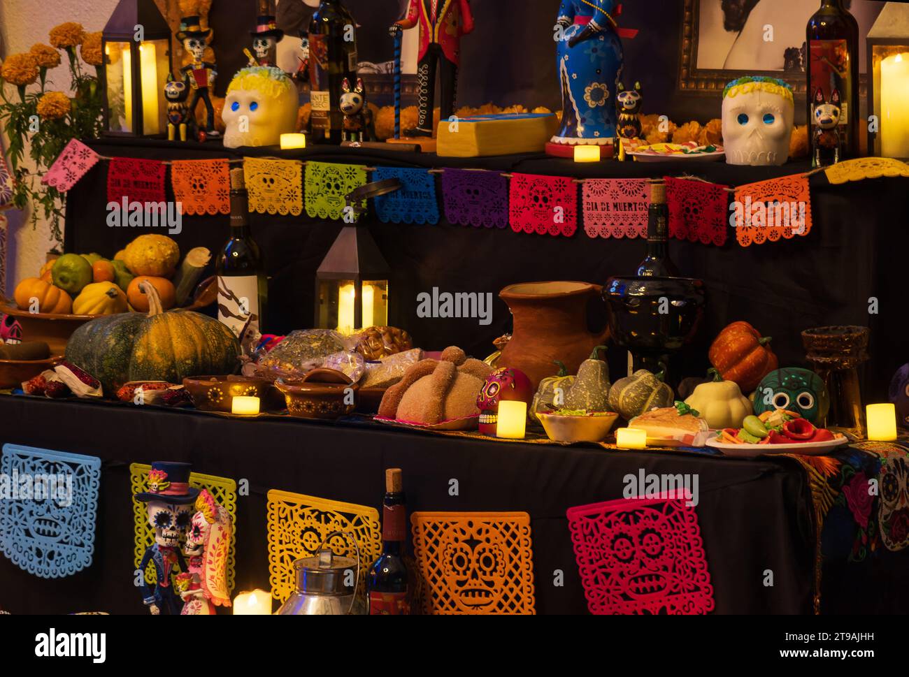 Ein Totentag-Altar mit Papelpicado, Totenbrot und Zuckerschädeln Stockfoto