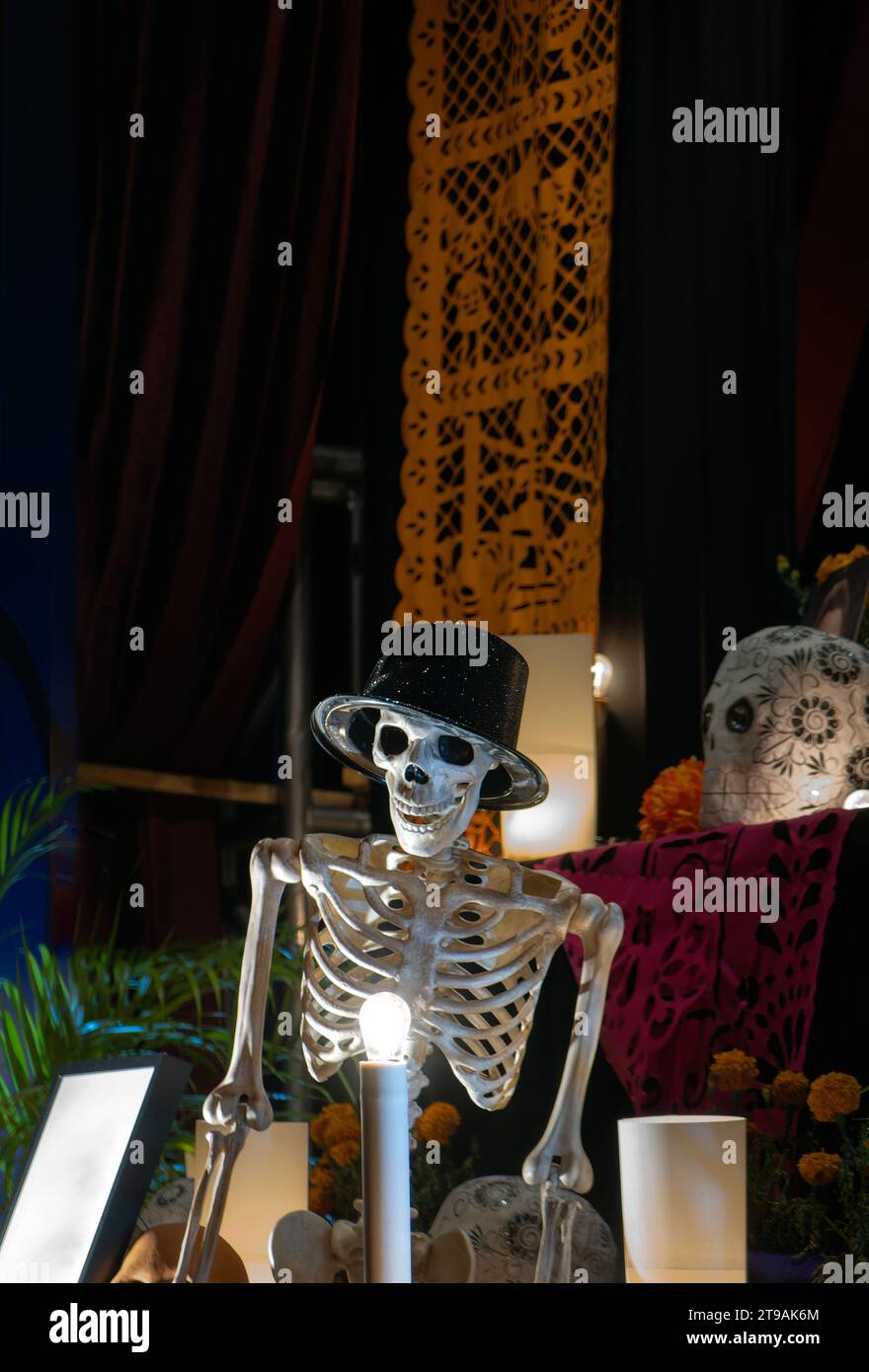Ein menschliches Skelett, dekoriert für den Tag der Toten in mexiko mit Papel Picado im Hintergrund Stockfoto