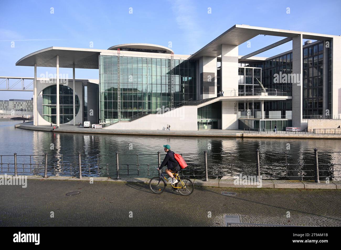 Berlin - 31. Oktober 2022: Menschen in der Nähe des Marie-Elisabeth-Lueders-Hauses in Berlin. Stockfoto