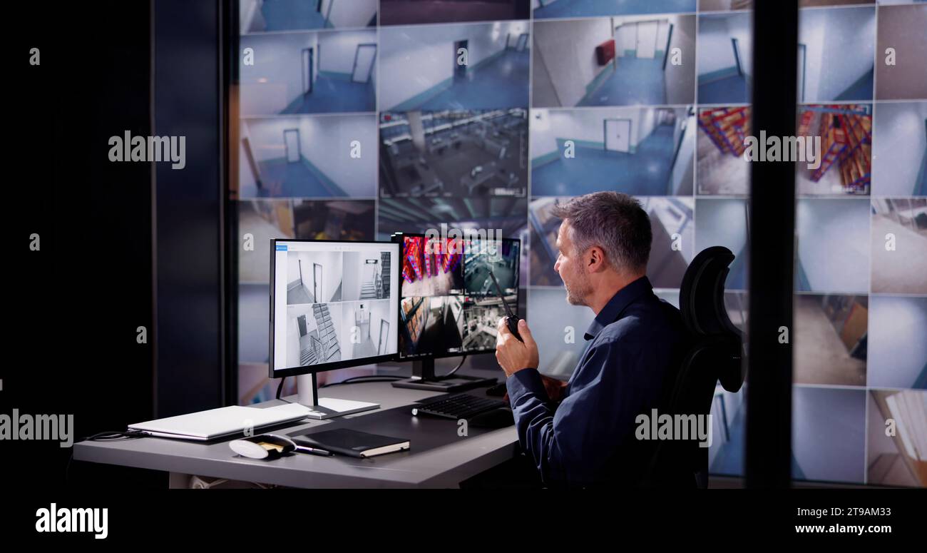 Schutz der Sicherheit: CCTV-System überwacht Überwachungsraum Stockfoto
