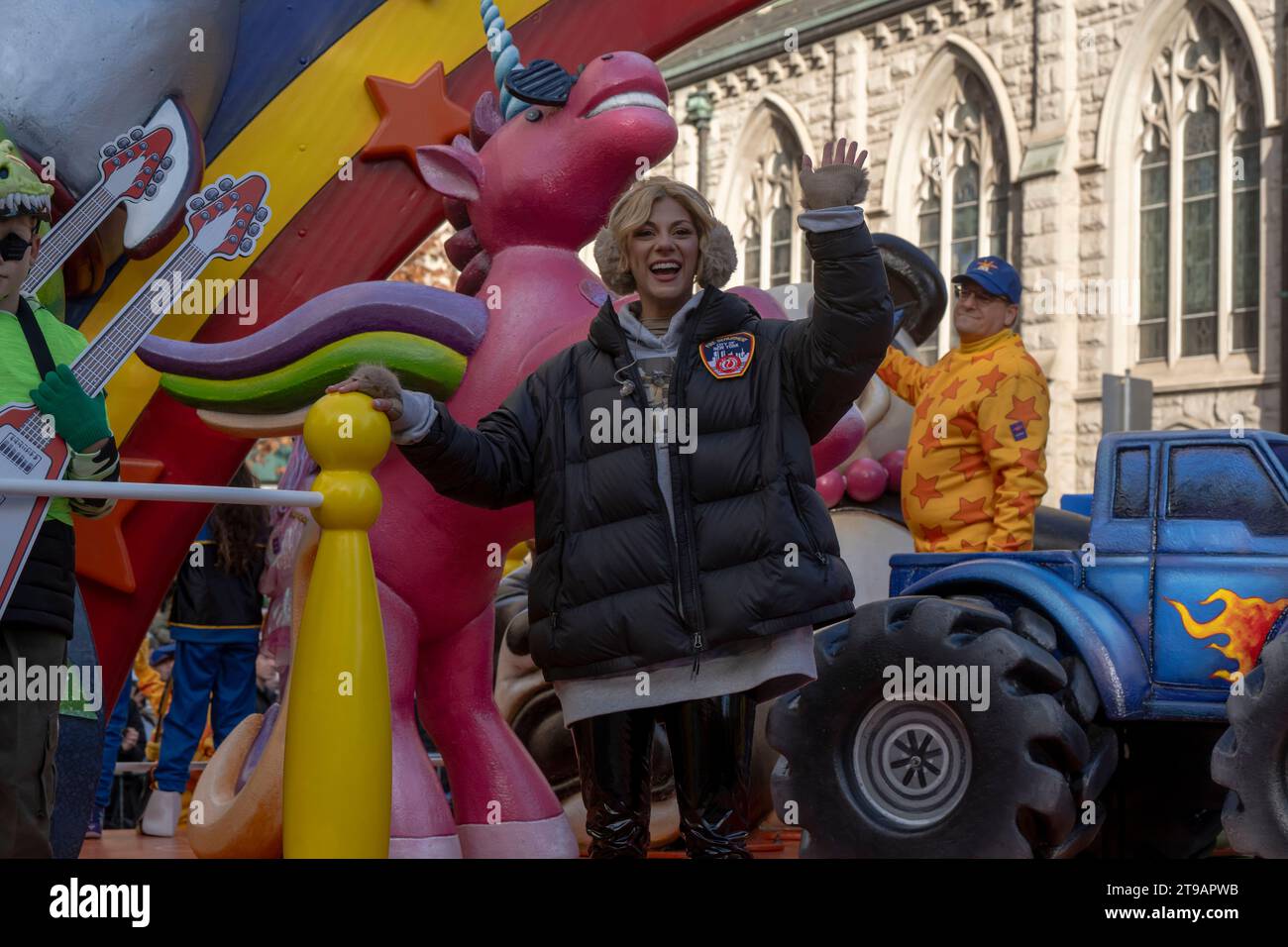 New York, Usa. November 2023. Jax, Jaclyn Cole Miskanic, reitet während der jährlichen Thanksgiving Day Parade in New York City auf dem Dance PARTY-Float von Geoffrey. (Foto: Ron Adar/SOPA Images/SIPA USA) Credit: SIPA USA/Alamy Live News Stockfoto