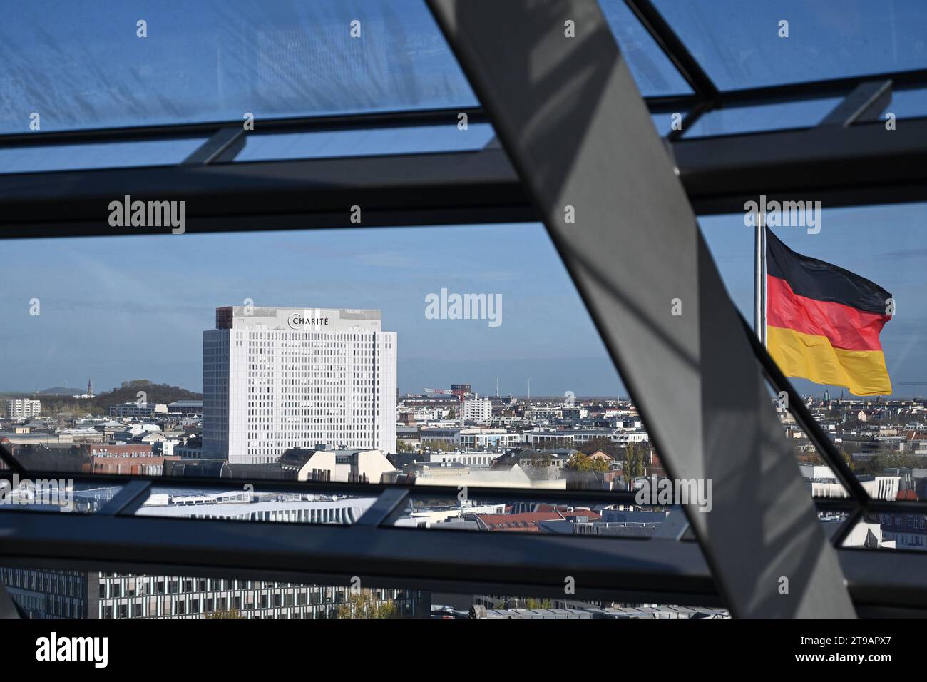 Berlin - 02. November 2022: Blick von der Bundestagskuppel auf die Charité-Klinik. Hauptgebäude des Campus Charité Mitte (CCM). Stockfoto