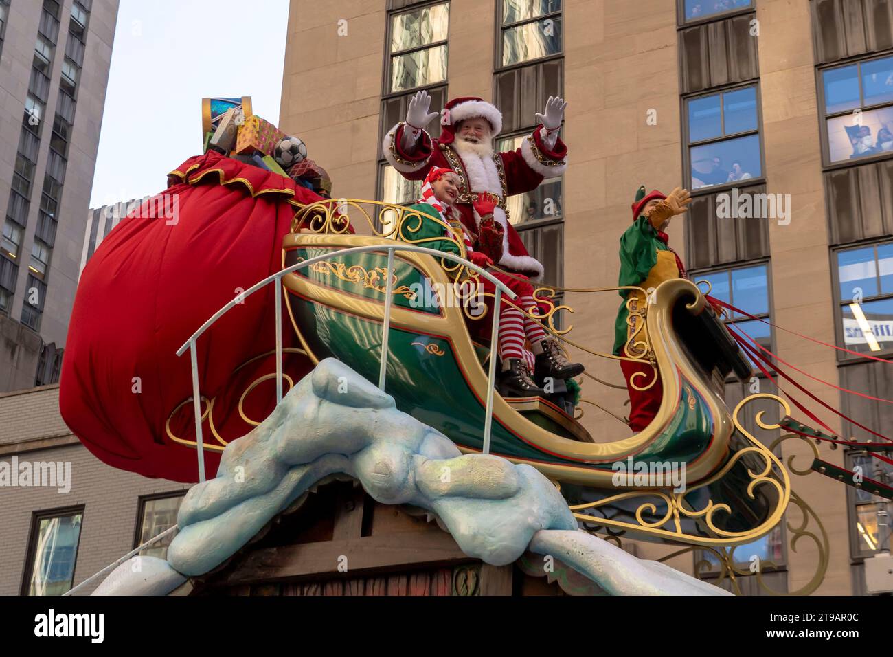 New York, Usa. November 2023. Santa Claus und Elfen, die auf dem Santas-Schlitten während der jährlichen Thanksgiving Day Parade in New York City gesehen werden. (Foto: Ron Adar/SOPA Images/SIPA USA) Credit: SIPA USA/Alamy Live News Stockfoto