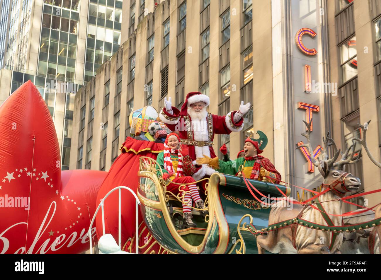 New York, Usa. November 2023. Santa Claus und Elfen, die auf dem Santas-Schlitten während der jährlichen Thanksgiving Day Parade in New York City gesehen werden. (Foto: Ron Adar/SOPA Images/SIPA USA) Credit: SIPA USA/Alamy Live News Stockfoto