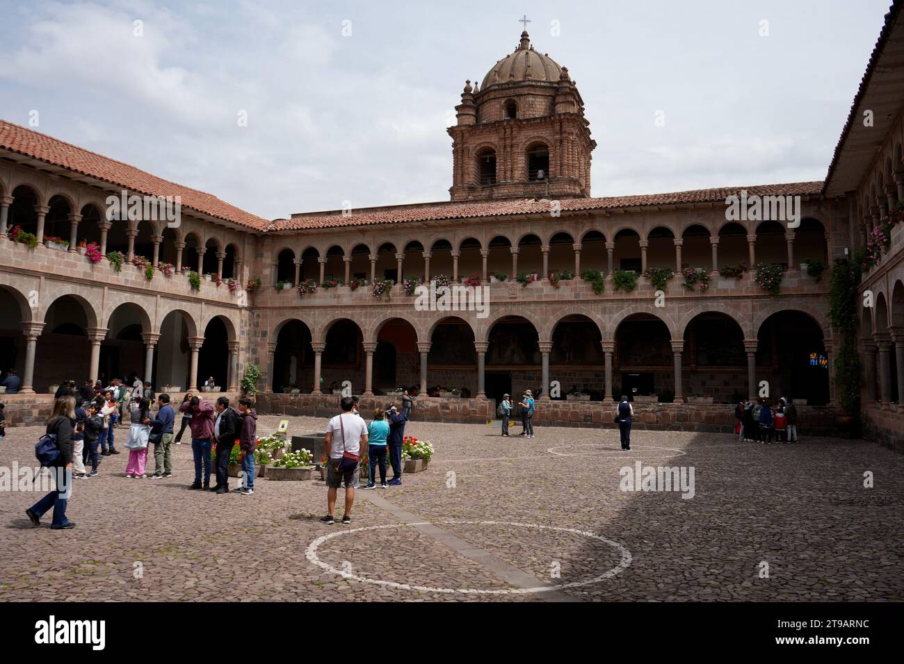 Steinbögen rund um den zentralen Innenhof des Qorikancha oder Coricancha, einem antiken Inka-Tempel. Cusco, Peru, 7. Oktober 2023. Stockfoto