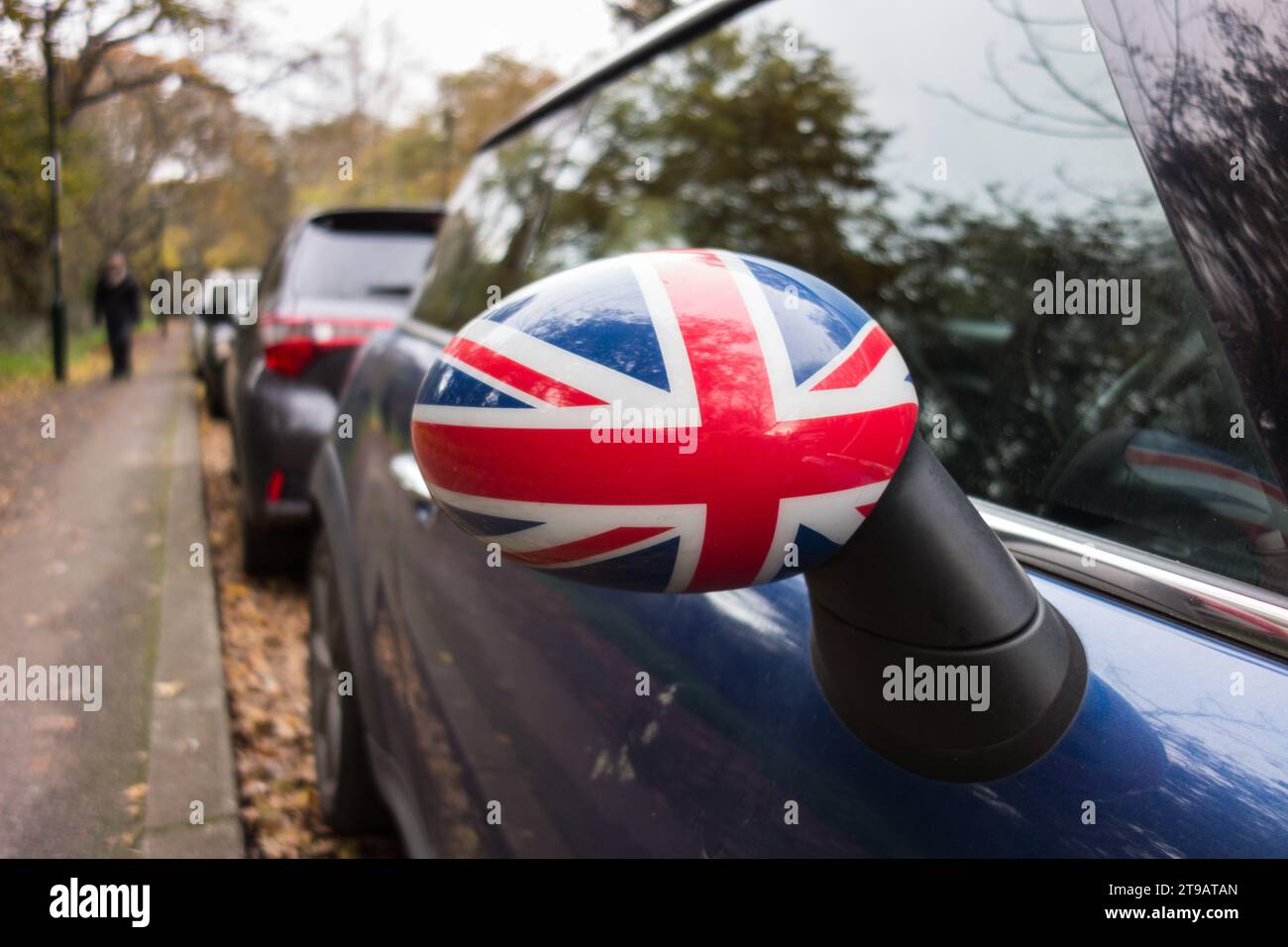 Nahaufnahme eines rechten Mini Cooper Union Jack Außenspiegels Stockfoto