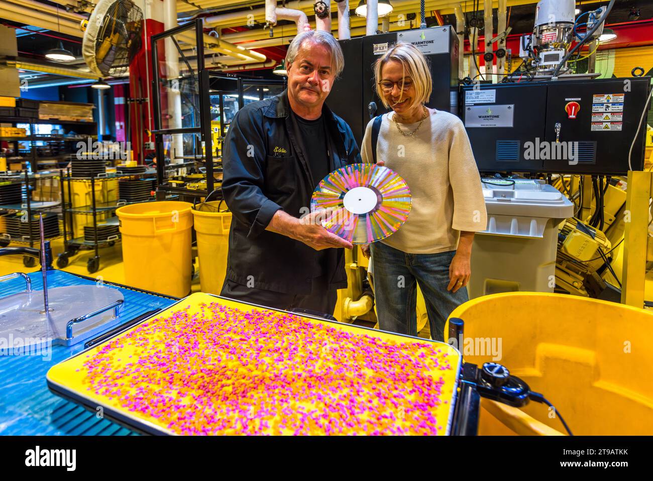 Produktionsleiter Eddie Gillis präsentiert eine frisch gepresste Platte im Vinylpresswerk des Plattenlabels Third man Records / Third man Pressing. Kunden können aus einer Vielzahl von Designs wählen. Produktionsstätte des Plattenlabels Third man Records / Third man Pressing in Detroit, USA. Die Vinylfabrik von Third man Press befindet sich im Cass Corridor von Detroit. Plattenpressanlage des Plattenlabels Third man Records / Third man Pressing Stockfoto
