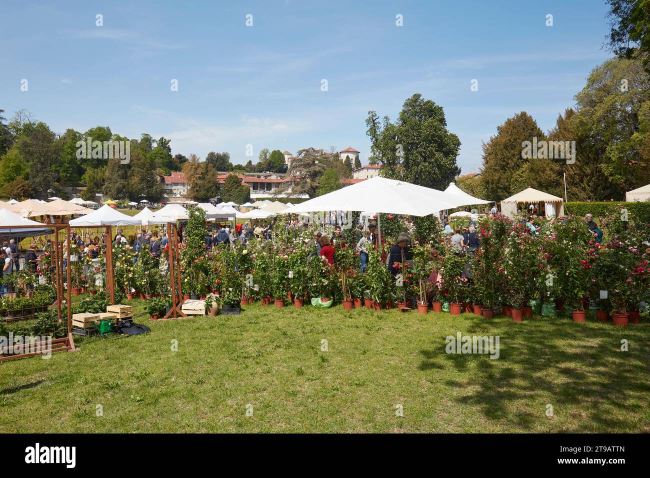 CARAVINO, ITALIEN - 28. APRIL 2023: Menschen, die im Frühjahr während der Messe Tre Giorni per il Giardino auf der Burg Masino in der Nähe von Turin Pflanzen und Blumen suchen, Stockfoto