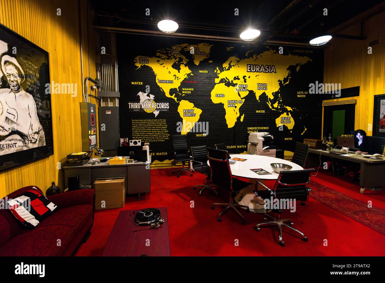 Weltkarte an der Wand des Hauptquartiers von man Records in Detroit, USA. Eine Weltkarte, die keine politischen Grenzen kennt – nur Materialien und Temperaturen. Die Karte wird wie folgt erklärt: Die Landmassen und Bedies des Wassers auf dieser Karte wurden anhand eines Verfahrens dargestellt und beschriftet, bei dem ein mathematischer Durchschnitt des Materials verwendet wurde, das an jedem Ort am meisten vorhanden ist. In einigen Fällen haben wir das Material und als Mediantemperatur gekennzeichnet. Wir haben die meisten politischen und kulturellen Namen und Labels befreundet, da sie sich im Laufe der Geschichte so häufig ändern: Wenn es sich um einen Ort handelt Stockfoto